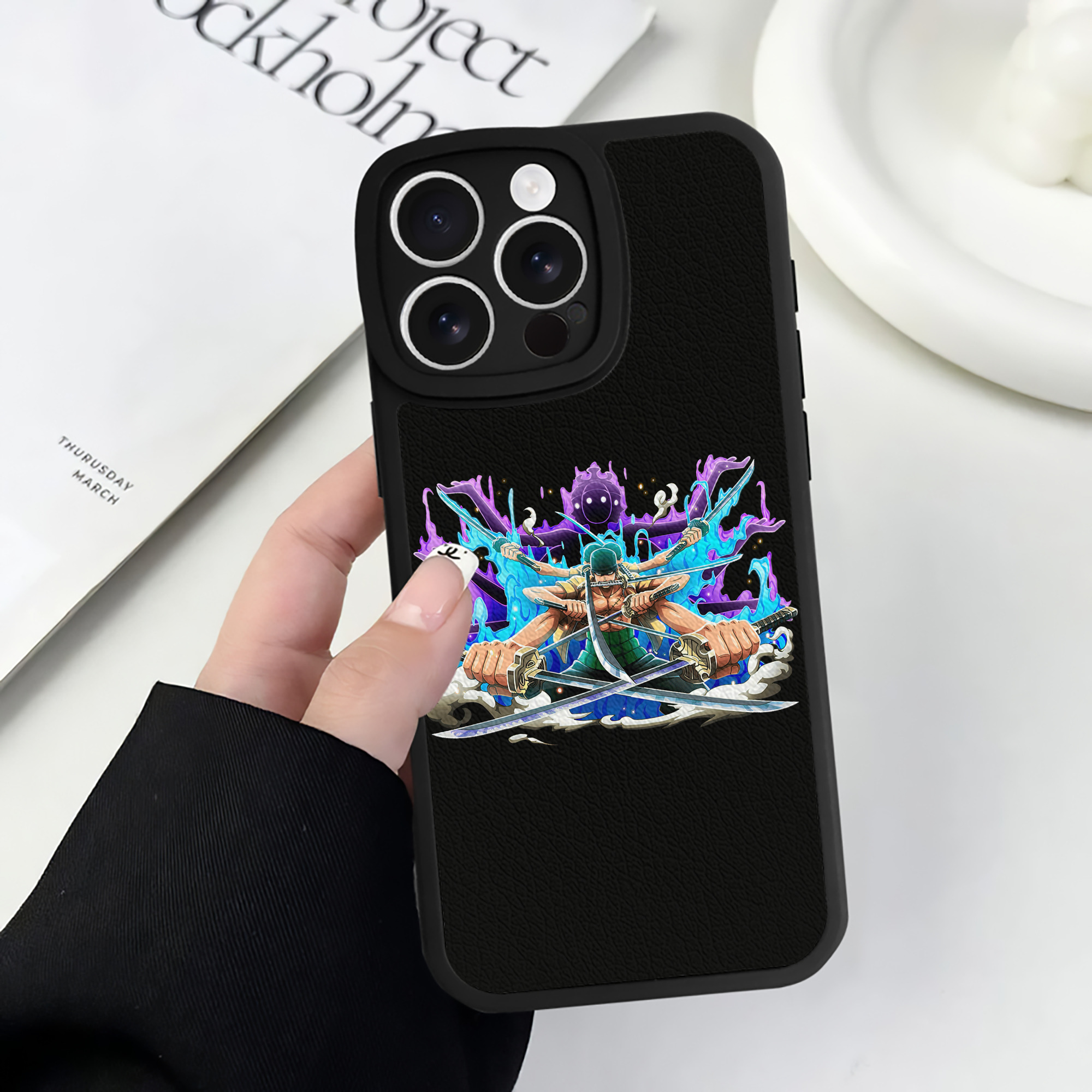 （画像用） ワンピース ロロノア・ゾロ ONE PIECE Roronoa Zoro 【iPhone 16シリーズ対応】シリコンスマホケース（レザー調） 材質：シリコン